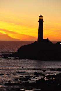 O belo farol no Pigeon Point, na rodovia One, entre San Francisco e Santa Cruz, no litoral da Califórnia, nos Estados Unidos